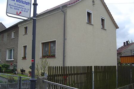 Doppelhaus mit Fassaden in hellem und dunklem Grau