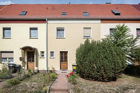 Sanierter Reihenhauskomplex in verschiedenen Hellgelbtönen 