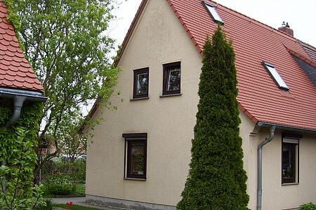 Einfamilienhaus mit Fassade in schmutzigem, hellem Gelb