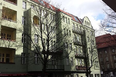 Grün gestrichenes Wohnhaus an der Göhrener Straße in Berlin