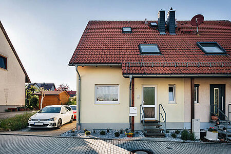 Doppelhaus mit frischer Fassade in hellem Gelb und Rosa