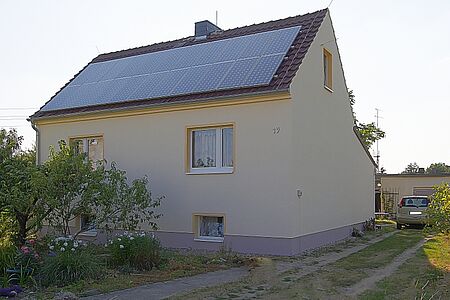 Zweifamilienhaus mit pastellgelber Fassade