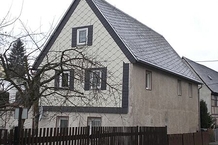Einfamilienhaus mit drei Stockwerken und schmutziger weißer Fassade