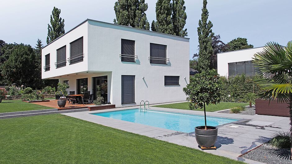 Kubistisches Einfamilienhaus mit Terrasse, Garten und Pool
