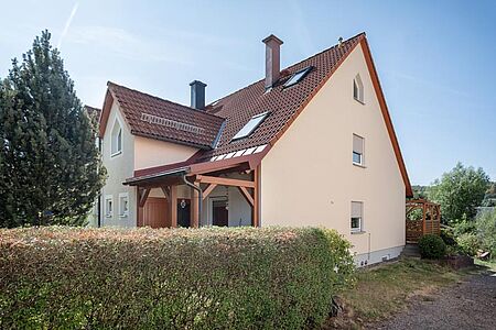 Großes Wohnhaus mit frischer Fassade in sehr hellem Orange