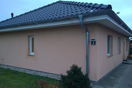 Blass-rosa Bungalow mit Walmdach