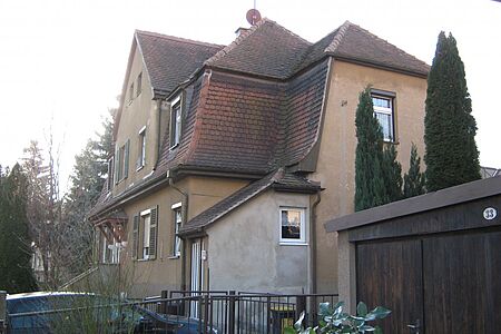 Stadtvilla mit einer veralteten Fassade in verschiedenen Brauntönen