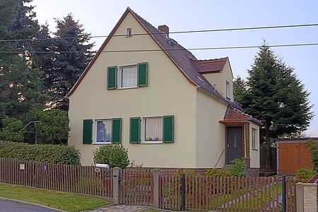 Einfamilienhaus mit frischem SPS Spezialputz und grünen Fensterläden