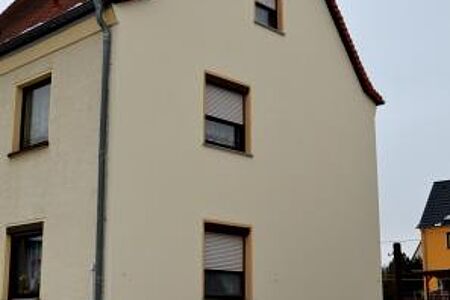 Dreistöckiges Wohnhaus in hellem Gelb