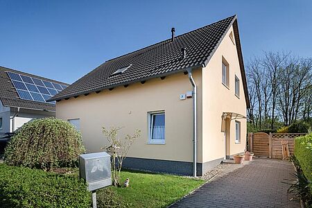 Einfamilienhaus mit pastellorangen SPS Spezialputzfassaden