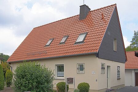Wohnhaus mit Spezialputzfassaden in Beige und Grau