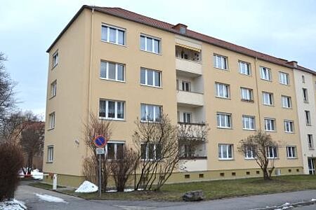 Wohnkomplex mit helloranger Fassade