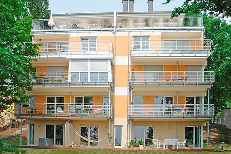Modernes Mehrfamilienhaus mit Balkonen und Terrasse