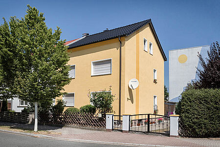 Frisch gestrichenes Haus mit Dachterrasse in Pastelltönen