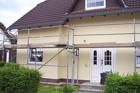 Einfamilienhaus mit Gerüst während der Fassadensanierung