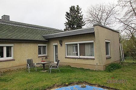 Verputztes Bungalow vor der Anstrich