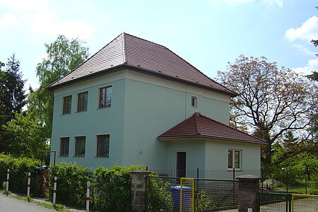 Villa mit mintgrüner Fassade