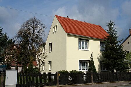 Strahlend weißes Einfamilienhaus nach der Sanierung