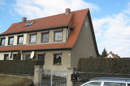 Doppelhaus mit grau-brauner und cremefarbener Fassade