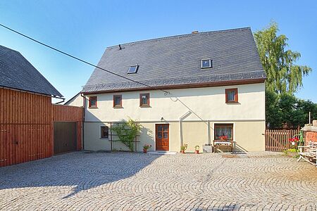 Mehrfamilienhaus mit frisch gestrichener Fassade