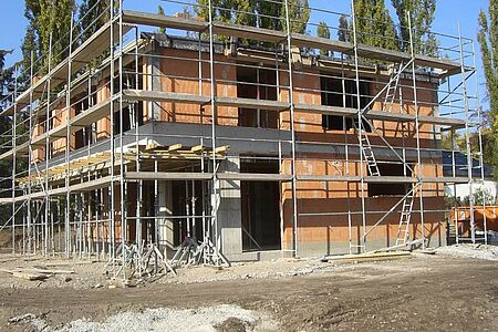 Modernes Haus während energetischer Sanierung