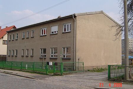 Wohnhaus mit drei Stockwerken in hellem Beige