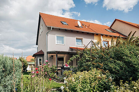 Doppelhaushälfte in ebenmäßigem, dunklem Grau