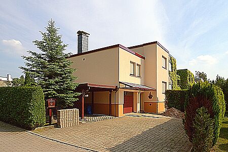 Pastelloranges Haus mit Flachdach