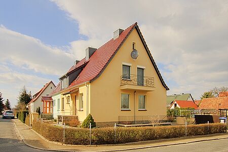 Großes Einfamilienhaus mit frischer Fassade in sehr hellem Pastellgelb