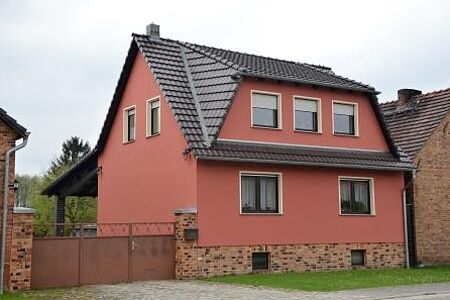 Saniertes Einfamilienhaus mit roter Fassade
