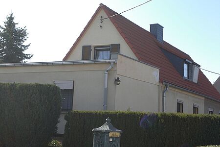 Doppelhaus mit einheitlicher Fassade in schmutzigem Weiß