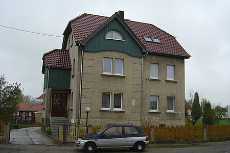 Villa mit grau-brauner Fassade