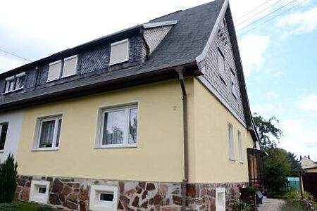 Doppelhaushälfte mit hochwertiger, blassgelber Fassade