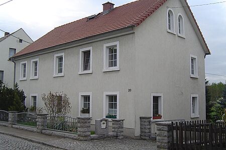 Mehrfamilienhaus in hellem Grau
