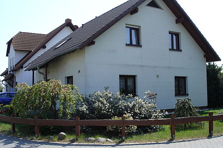 Weißes Wohnhaus mit verschmutzter Fassade