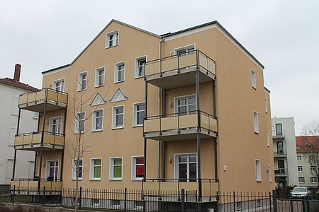 Neues Mehrfamilienhaus mit Anbaubalkonen