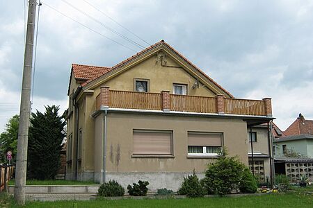 Großes Wohnhaus mit sanierungsbedürftiger Fassade