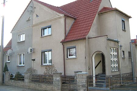 Doppelhaus mit Fassade in zwei verschiedenen Grautönen