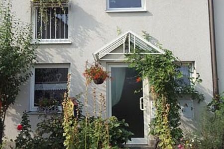 Doppelhaushälfte mit einer Fassade in ergrautem Weiß