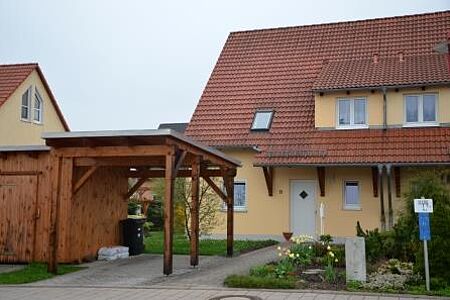 Doppelhaus mit ebenmäßiger helloranger Fassade