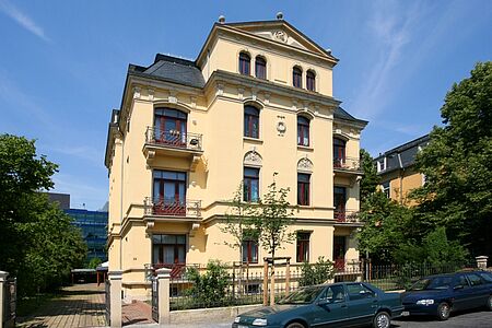 Mehrstöckige Altbauvilla mit gelbem Anstrich