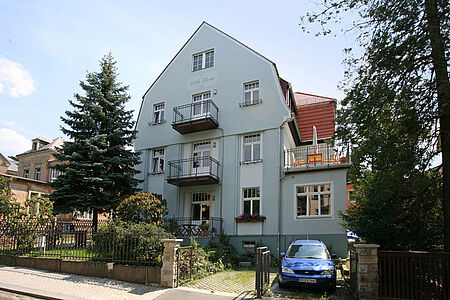 Mehrstöckige Villa mit Balkonen und Garten