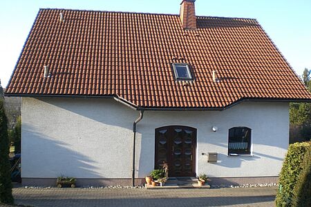 Einfamilienhaus mit verschmutzter, hellblauer Fassade