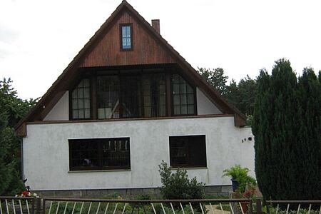 Wohnhaus mit hellgrauer Fassade vor der Sanierung