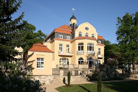 Sanierte Villa mit Parkanlage