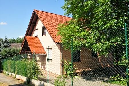 Wohnhaus mit Spezialputzfassade in Pastellorange