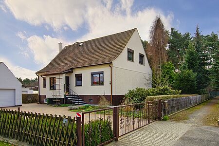 Kleines Einfamilienhaus mit frischer weißer Fassadenbeschichtung