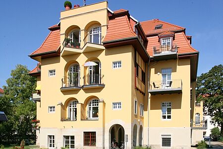 Sanierte Stadtvilla mit gelbem Anstrich