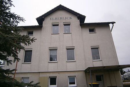 Hotel mit verwitterten Fassaden