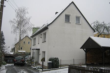 Großes, weißes Wohnhaus mit verwitterter Fassade